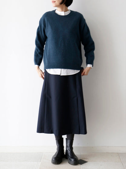 ブラウス：ドニーズ、ニット：ヒューゴ、靴下：ショーセット・ロン（モデル身長166cm）