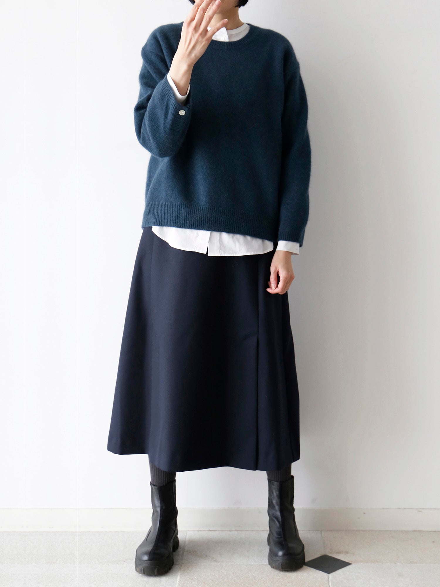 ポンパドール（青）  ブラウス：ドニーズ、スカート：ジーナ（モデル身長166cm）