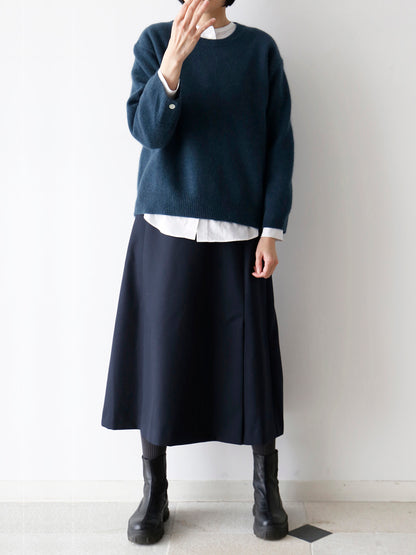 ポンパドール（青）  ブラウス：ドニーズ、スカート：ジーナ（モデル身長166cm）