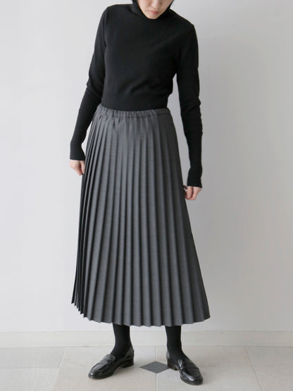 ニット：コルルール・トリコ（モデル身長166cm）