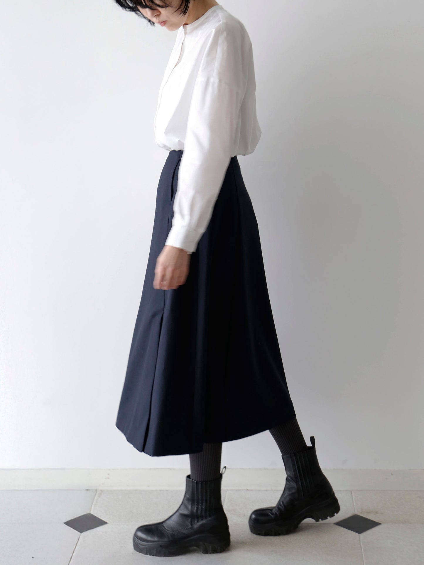 ブラウス：ドニーズ、靴下：ショーセット・ロン（モデル身長166cm）