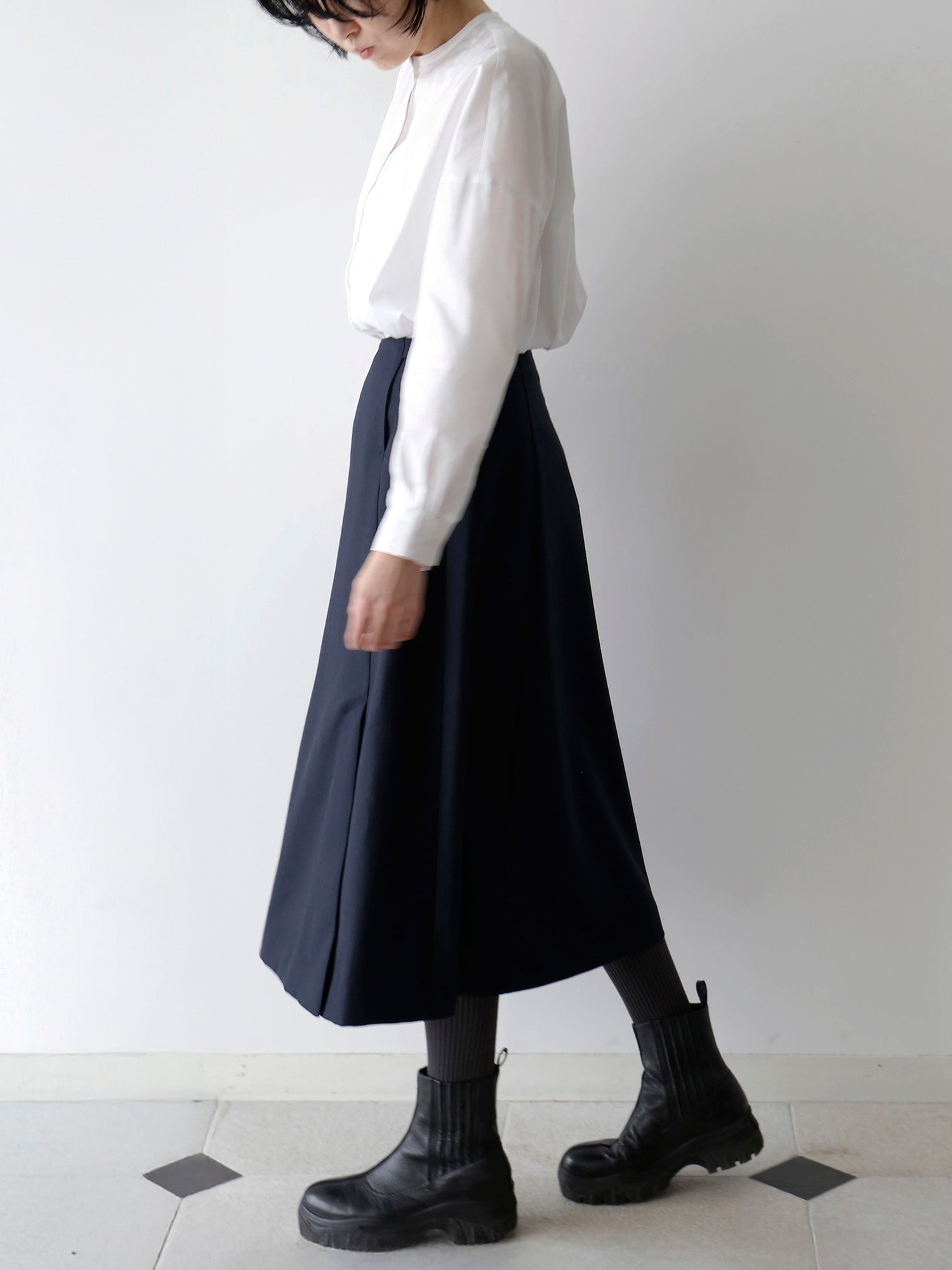 ブラウス：ドニーズ、靴下：ショーセット・ロン（モデル身長166cm）