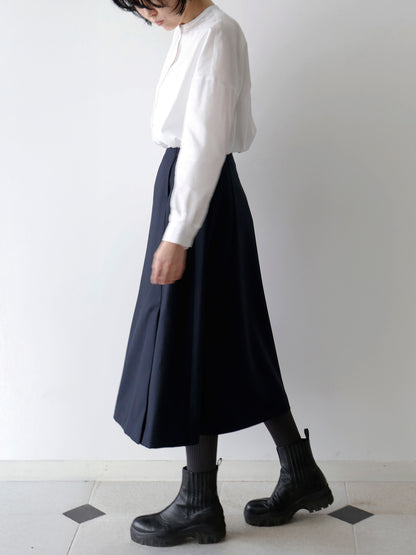 ブラウス：ドニーズ、靴下：ショーセット・ロン（モデル身長166cm）