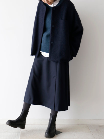 ブラウス：ドニーズ、ニット：ヒューゴ、コート：リディオ、靴下：ショーセット・ロン（モデル身長166cm）