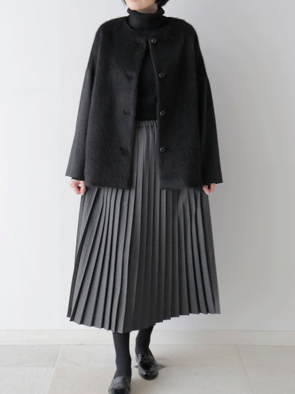 ニット：コルルール・トリコ、コート：パオラ（モデル身長166cm）