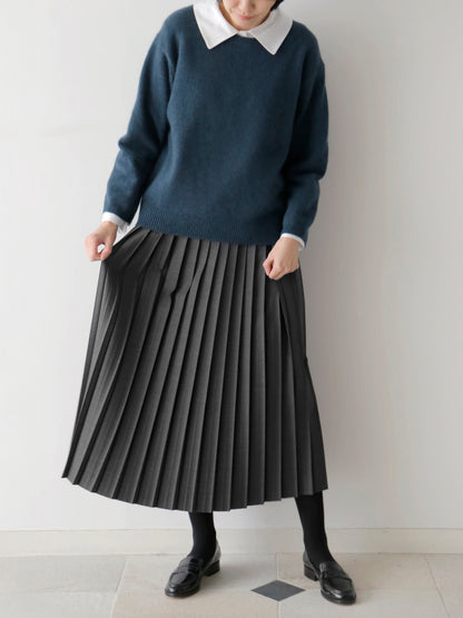 ブラウス：エルザ、ニット：ヒューゴ（モデル身長166cm）