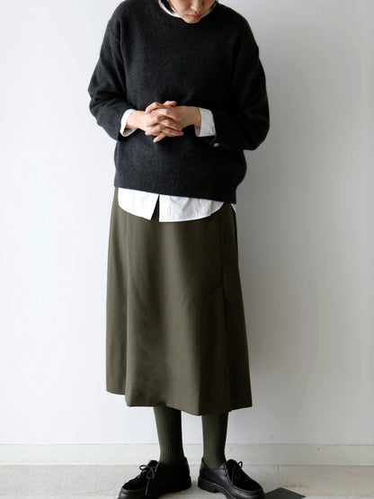 ブラウス：ドニーズ、ニット：ヒューゴ、靴下：ショーセット・ロン（モデル身長166cm）