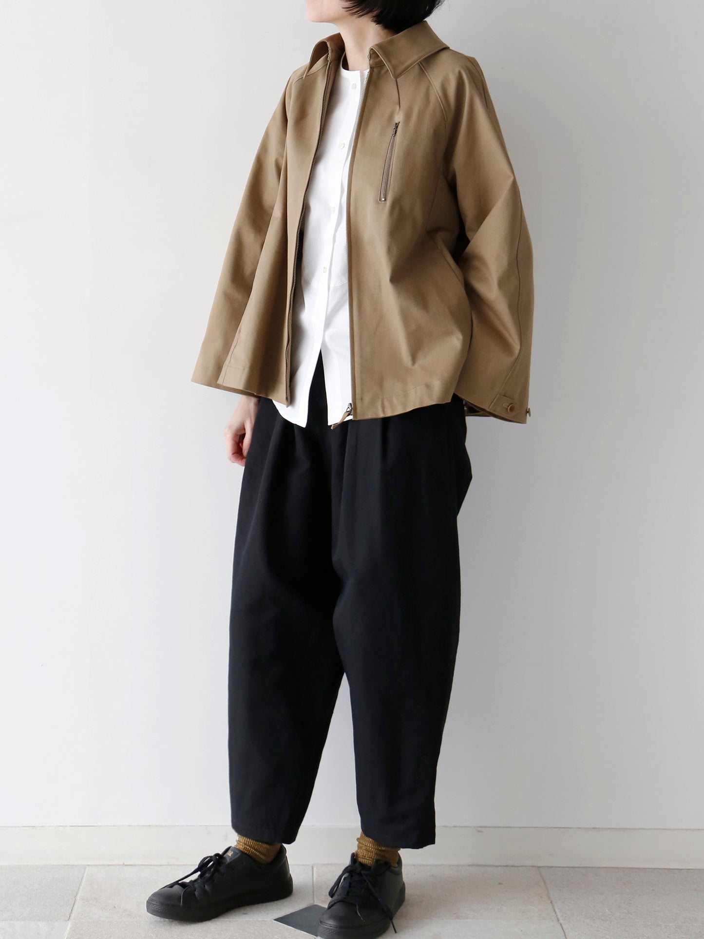 コート：マシュー、ブラウス：ドニーズ<br>靴下：ショーセット・ジュジュ（身長166cm）