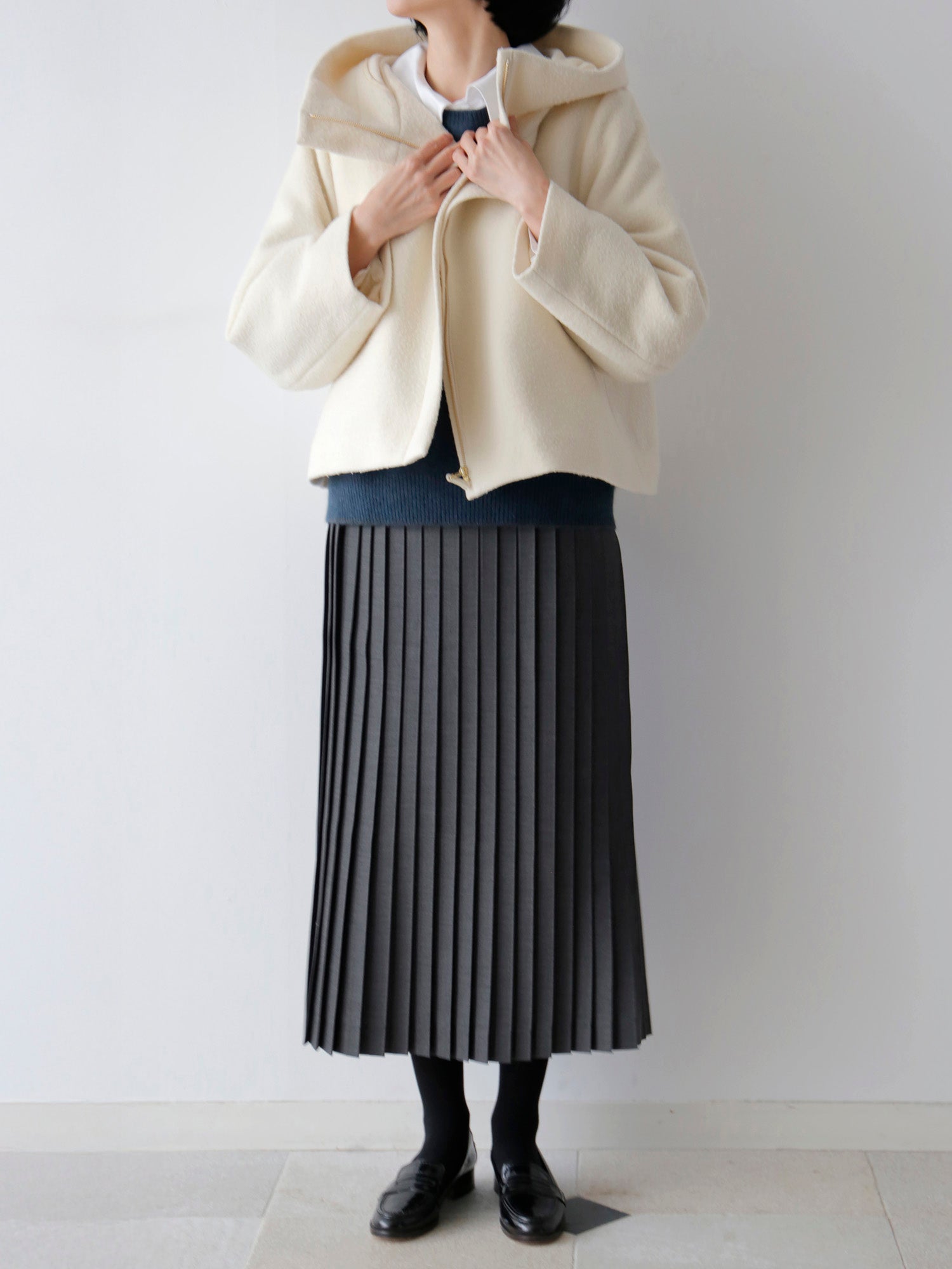 ブラウス：エルザ、ニット：ヒューゴ、スカート：マリーヌ（モデル身長166cm）