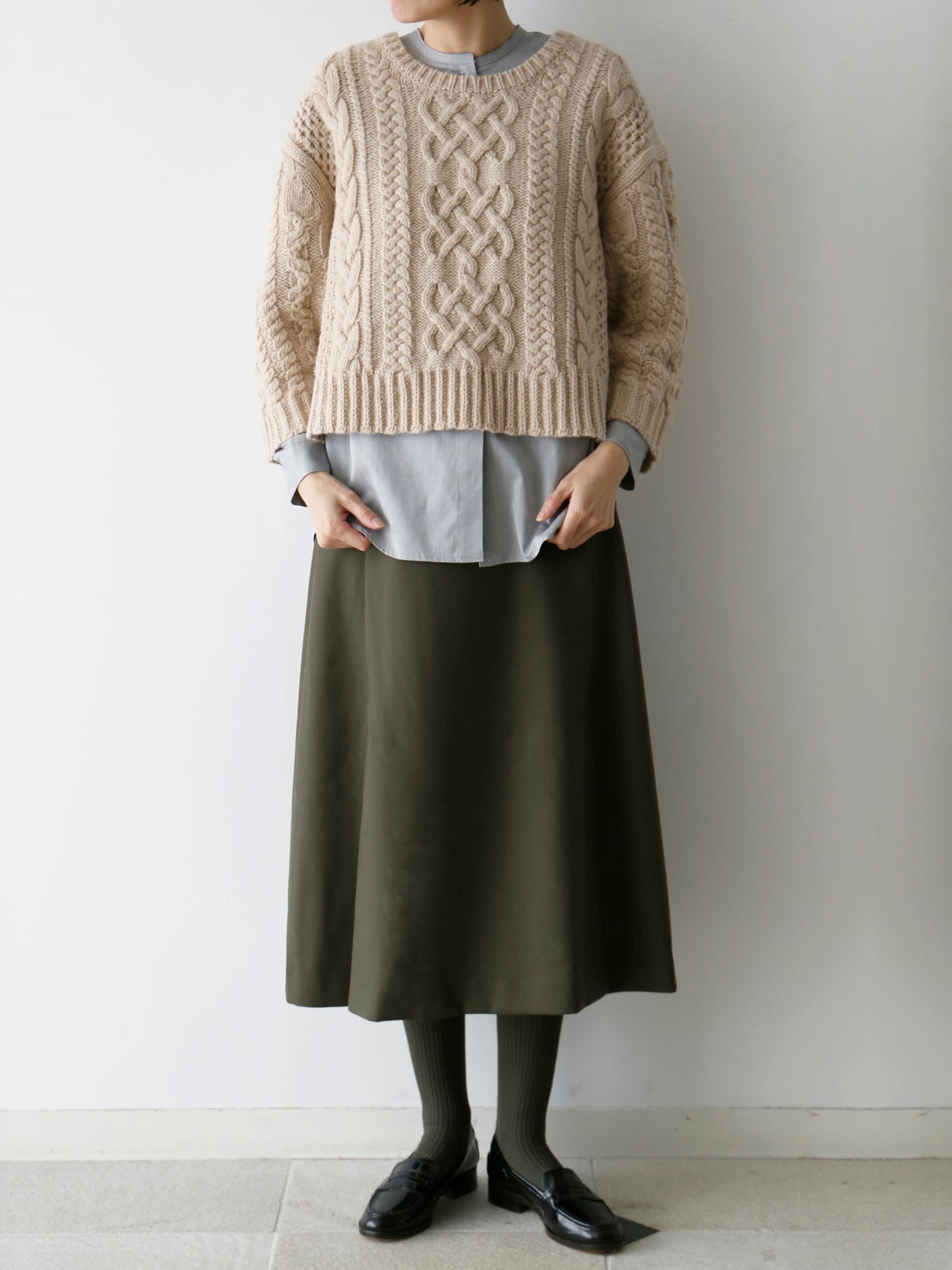 ブラウス：ドニーズ、ニット：ジョン、靴下：ショーセット・ロン（モデル身長166cm）