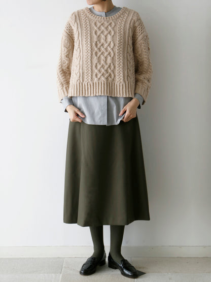 ブラウス：ドニーズ、スカート：ジーナ