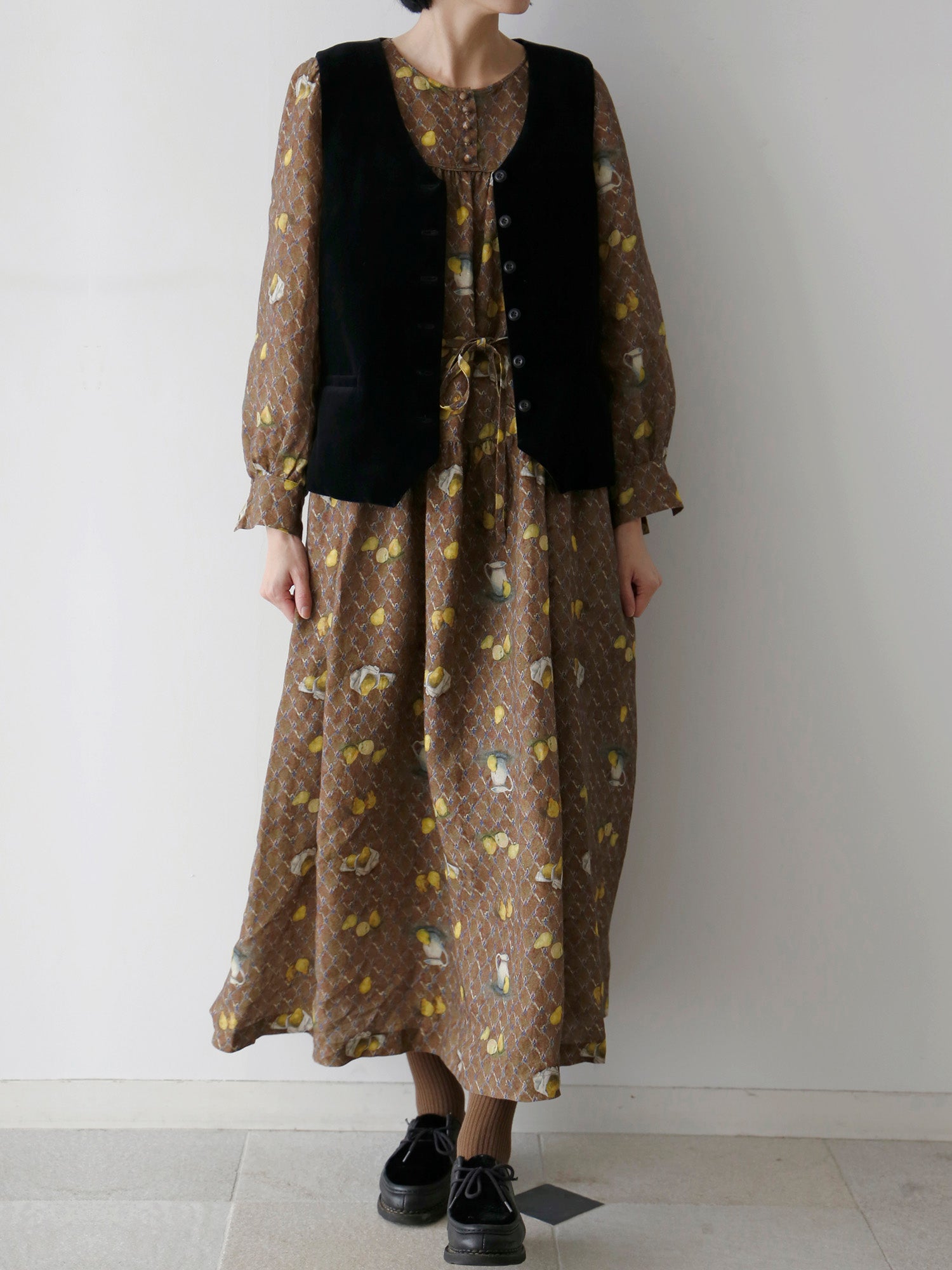 ワンピース：マリアンヌ、靴下：ショーセット・ロン（モデル身長166cm）