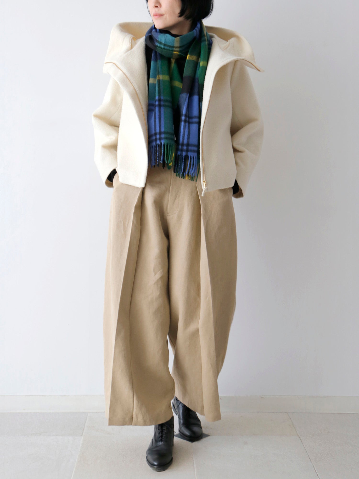 マフラー：Joshua Ellis カシミヤマフラー、パンツ：コリー（モデル身長166cm）