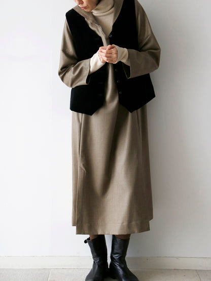 ワンピース：マチルド、ニット：コルルール・トリコ（モデル身長166cm）