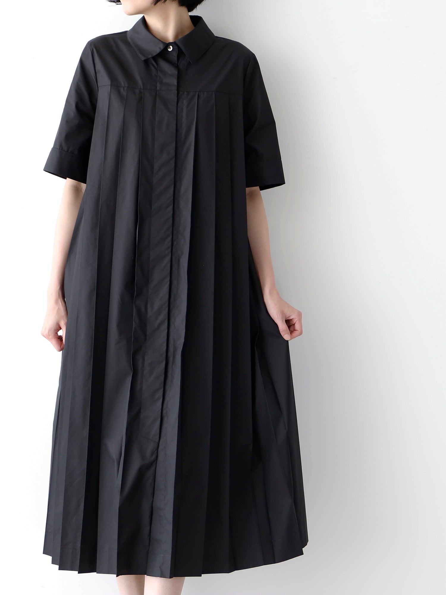 日常をモードに、黒プリーツのロング丈ワンピース – Envelope