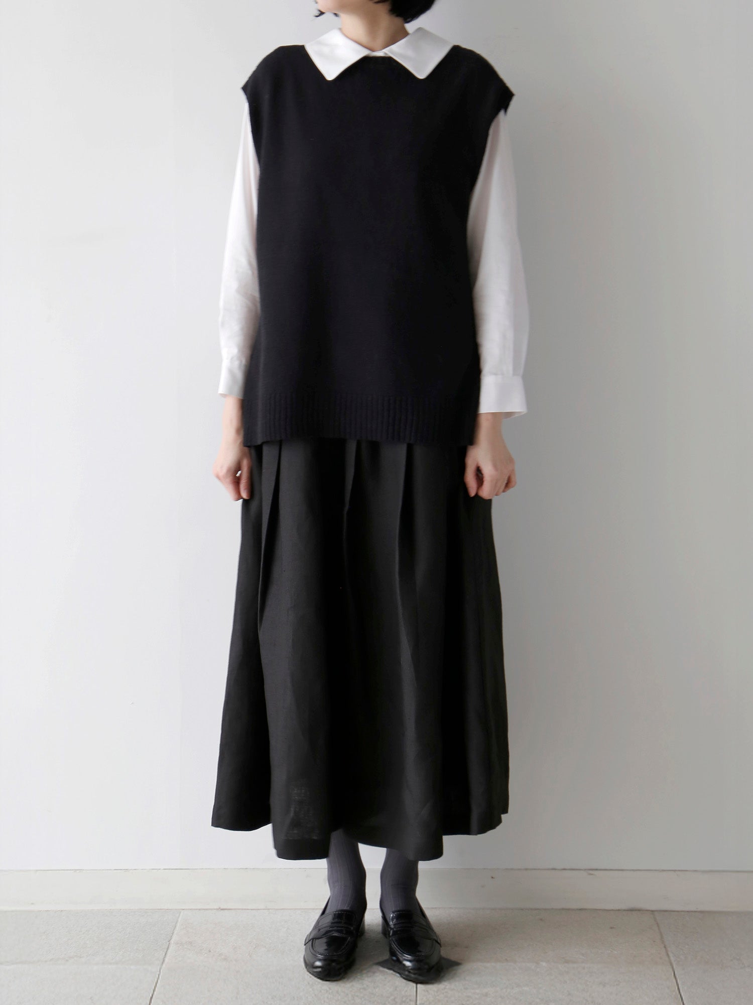 ブラウス：エルザ、パンツ：シモナ<br>靴下：ショーセット・ココ（モデル身長166cm）