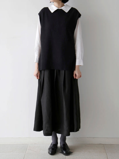 ブラウス：エルザ、パンツ：シモナ<br>靴下：ショーセット・ココ（モデル身長166cm）