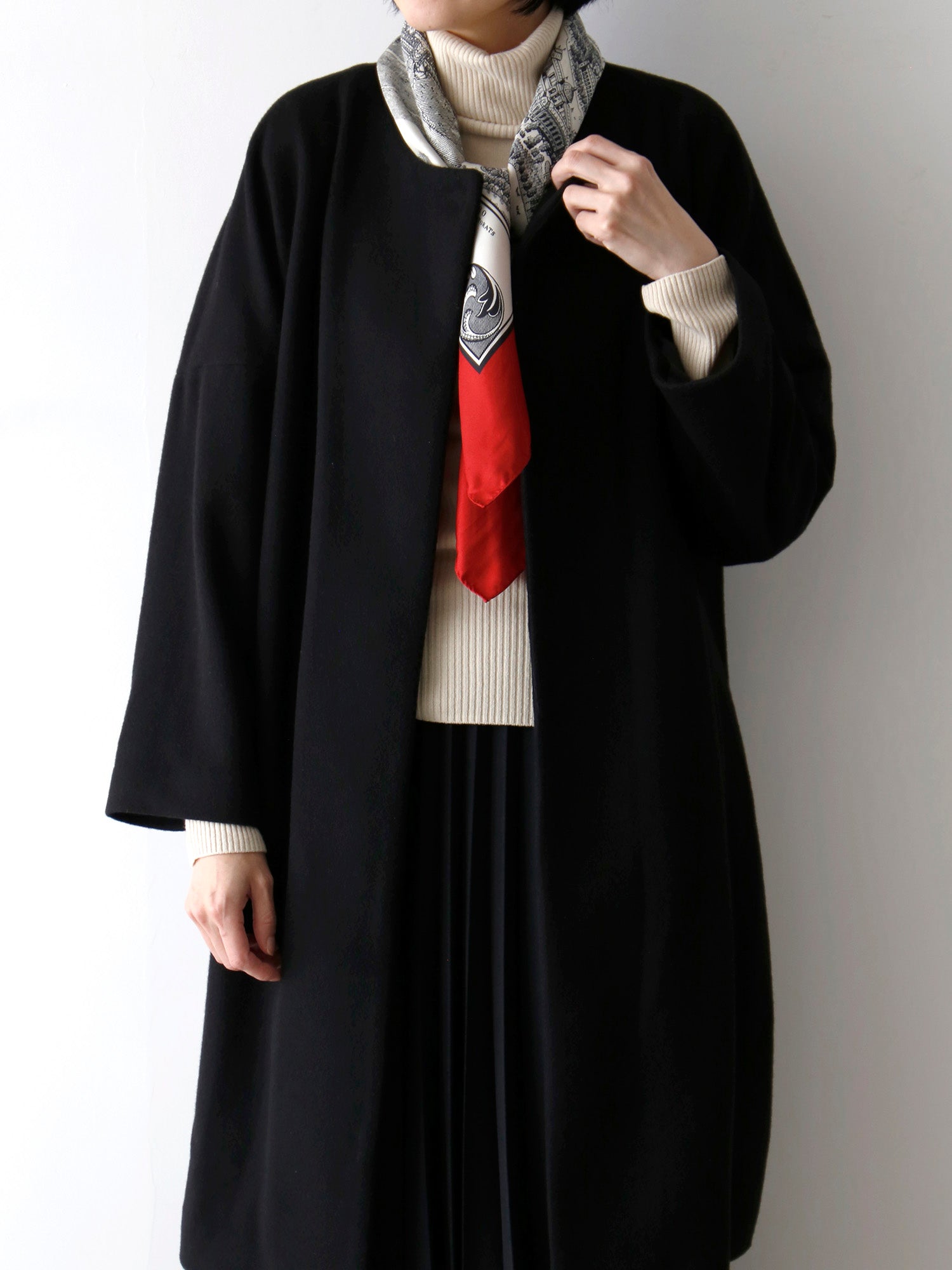 タートルニット：コルルール・トリコ、スカーフ：カレ・ド・ヴァンタン（11月中旬ご紹介予定）