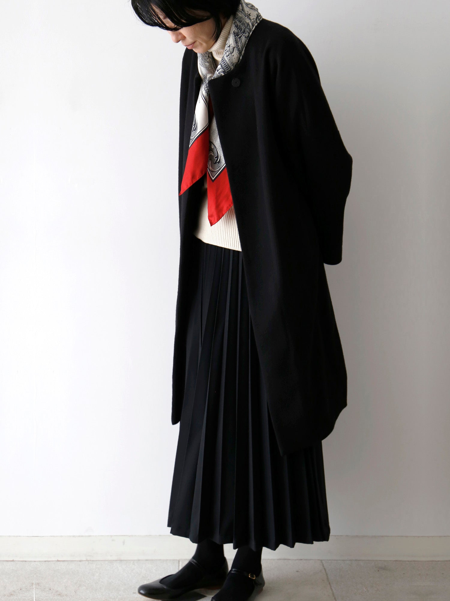 タートルニット：コルルール・トリコ、スカート：アンナリーナ、スカーフ：カレ・ド・ヴァンタン（11月中旬ご紹介予定）