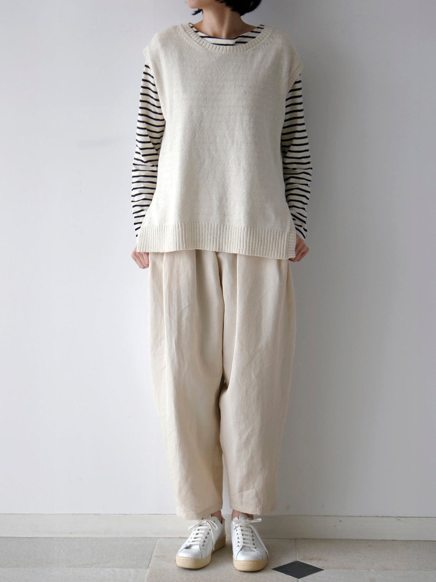 カットソー：ジーン<br>パンツ：モーゼル（モデル身長166cm）