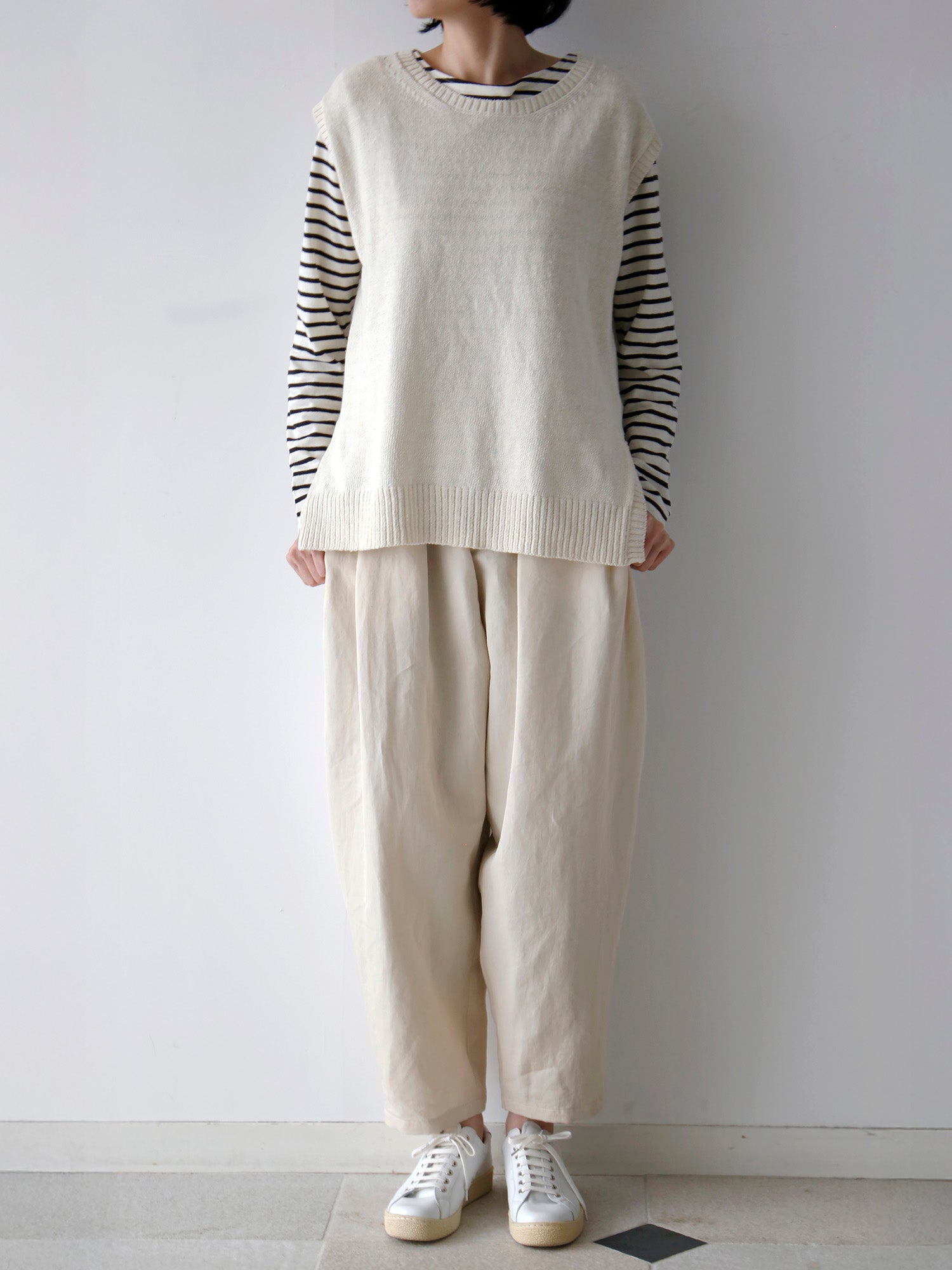 カットソー：ジーン<br>パンツ：モーゼル（モデル身長166cm）