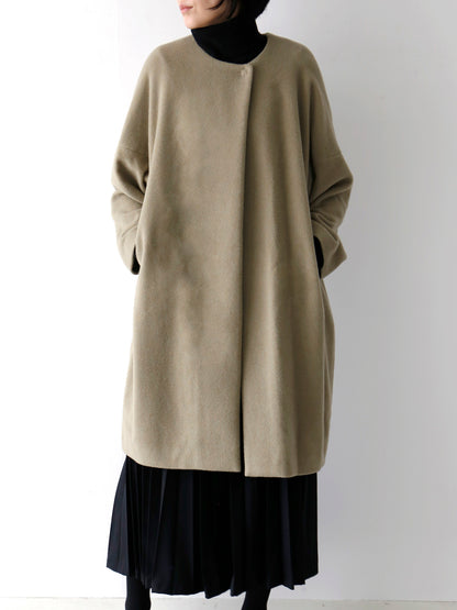 タートルニット：コルルール・トリコ、スカート：アンナリーナ