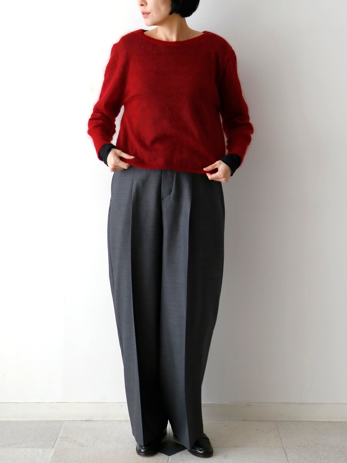 カットソー：HÉRNI No.30 ロングスリーブ、パンツ：レモンド（モデル身長166cm）