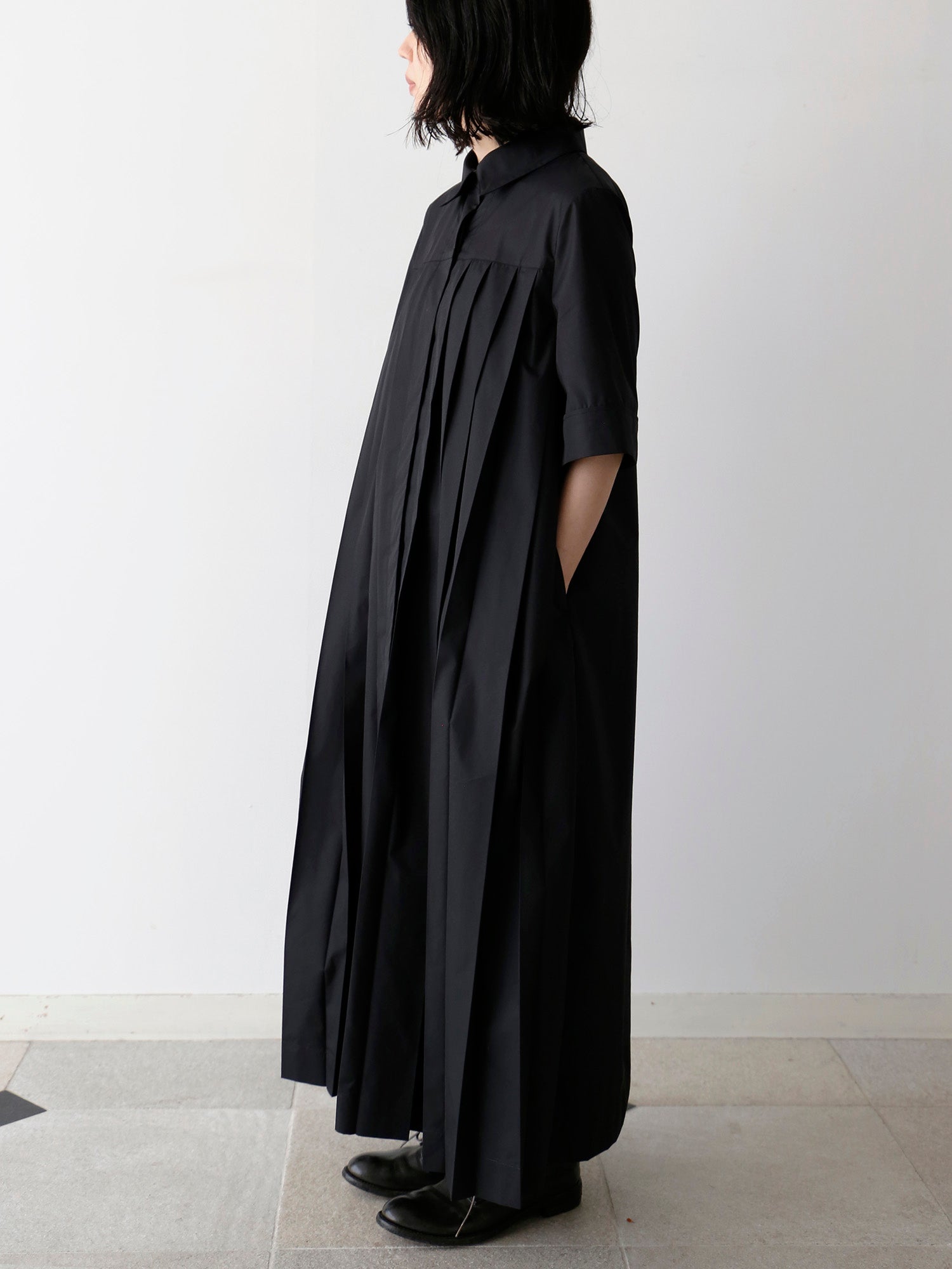 日常をモードに、黒プリーツのロング丈ワンピース – Envelope