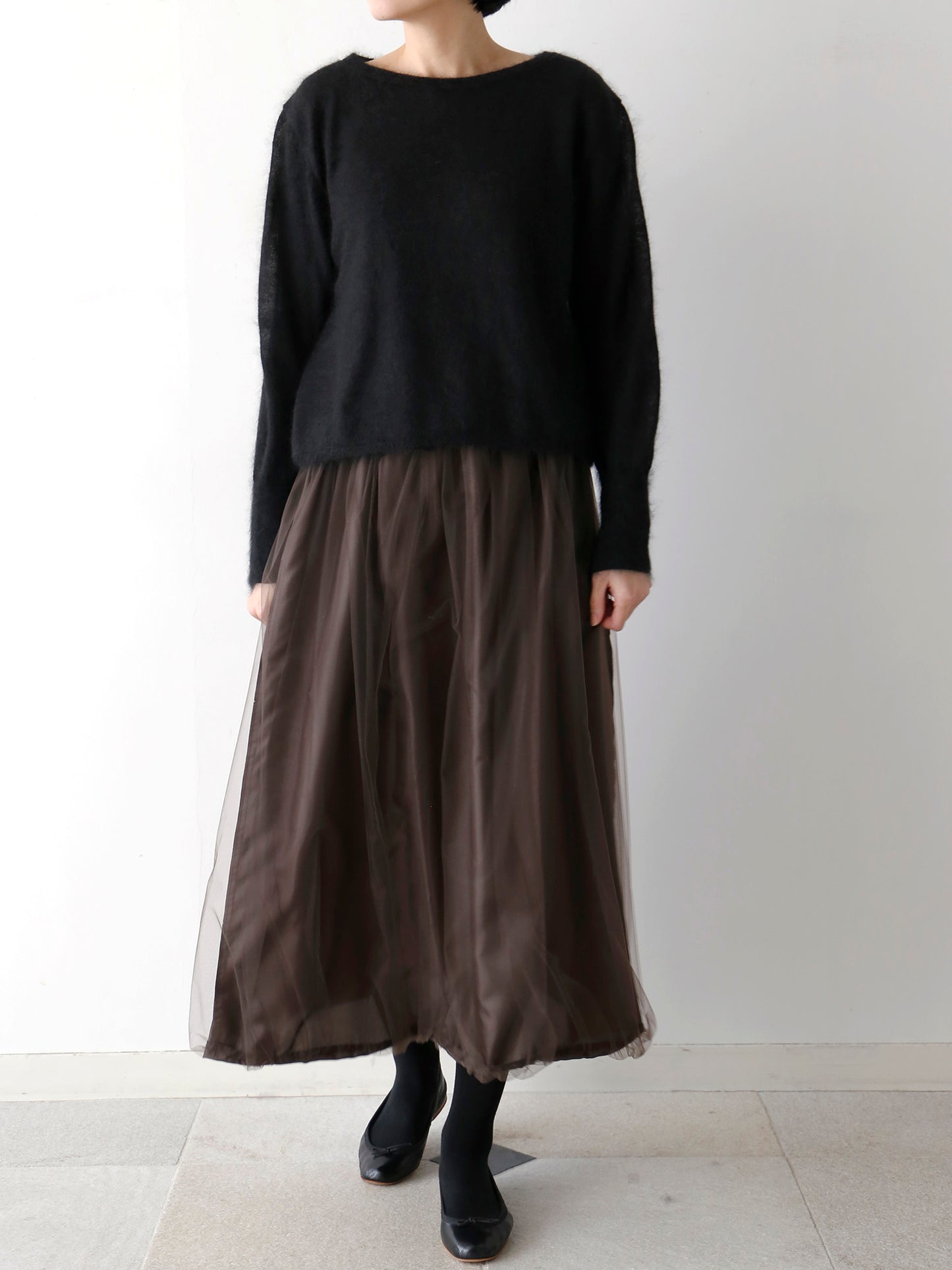 カットソー：HÉRNI No.30 ロングスリーブ、スカート：ノエリア（モデル身長166cm）