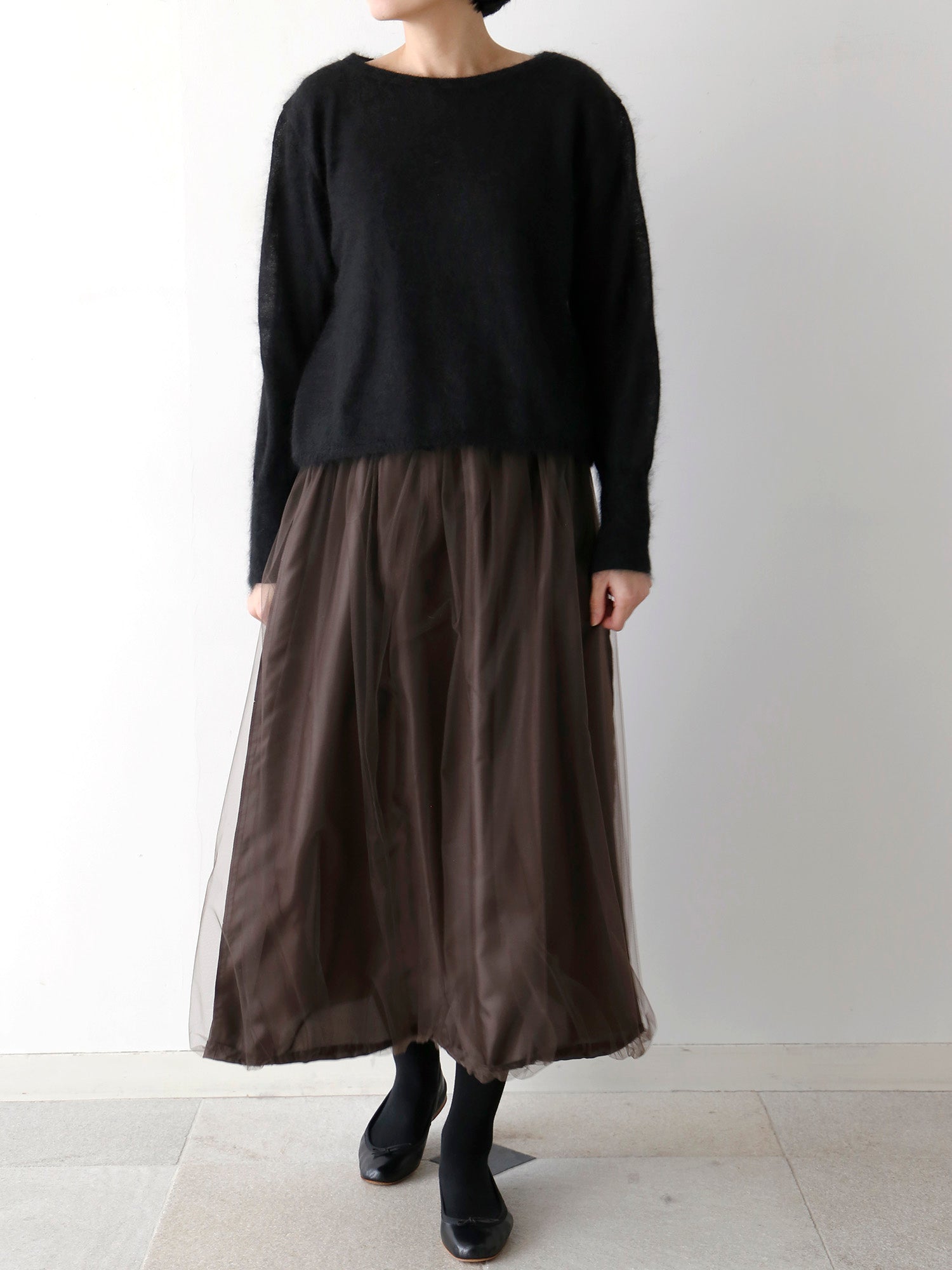 カットソー：HÉRNI No.30 ロングスリーブ、スカート：ノエリア（モデル身長166cm）