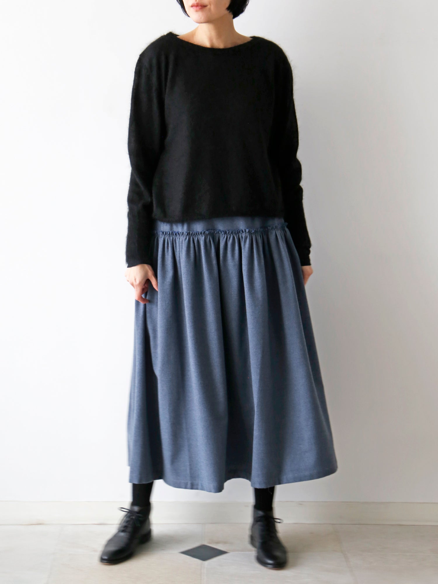 カットソー：HÉRNI No.30 ロングスリーブ、スカート：オンディーヌ（モデル身長166cm）
