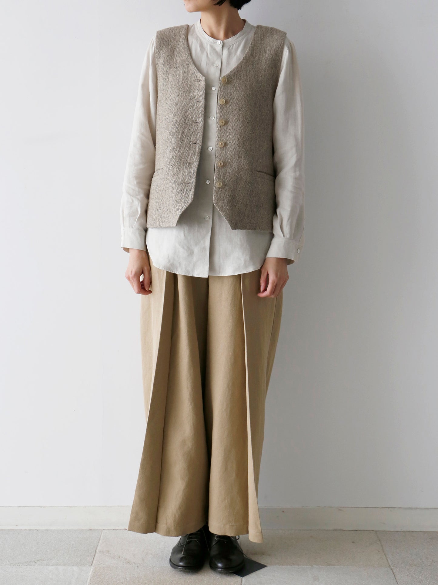 ブラウス：ボドワン、パンツ：コリー（モデル身長166cm）