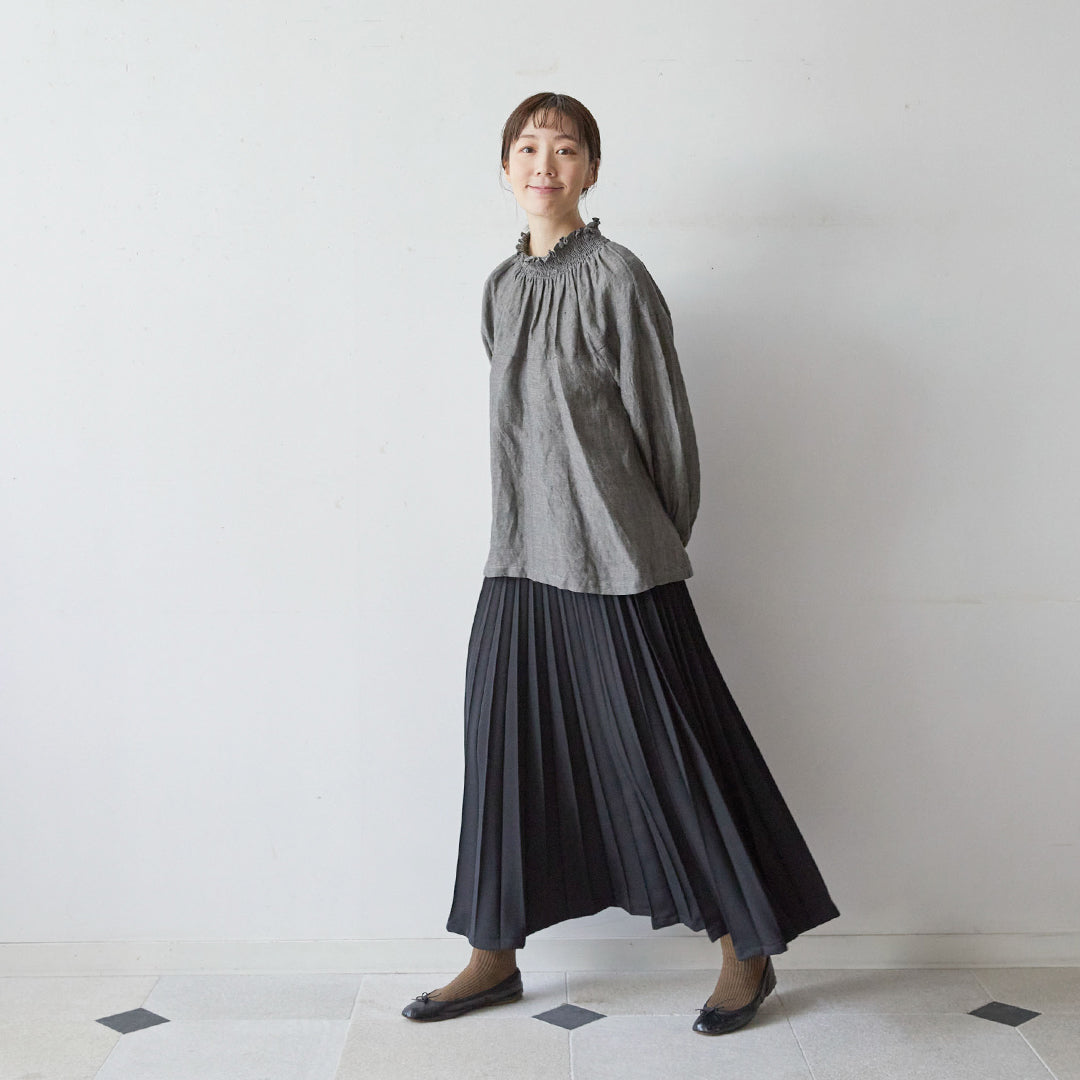 立体的なアコーディオンプリーツが美しく揺らめくスカートです 