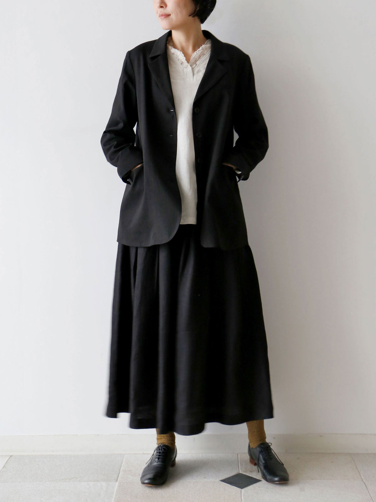 ブラウス：ジル　パンツ：シモナ<br>靴下：ショーセット・ジュジュ