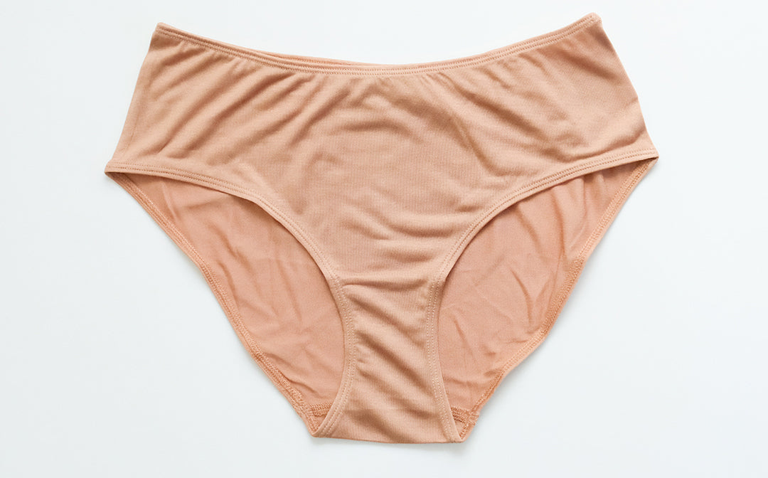 女性の身体をやさしく包む、シルクの下着 – Envelope - エンベロープ