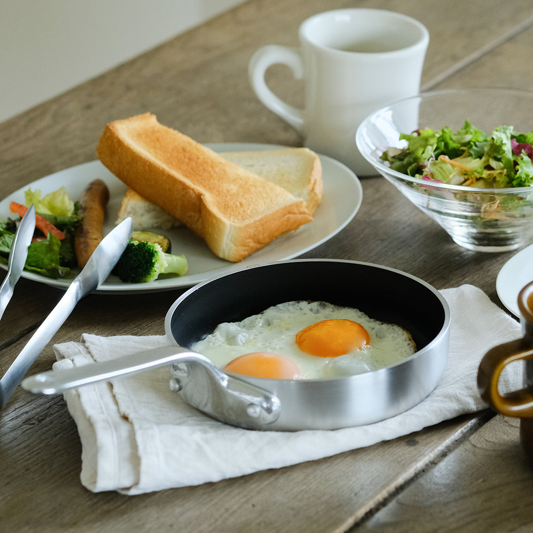 アムウェイ 中フライパン 現行未使用品 料理本とスクラブバッズ1個付 2008製 忙しい朝の味方、さっと使えるコンパクトなフライパン – Envelope