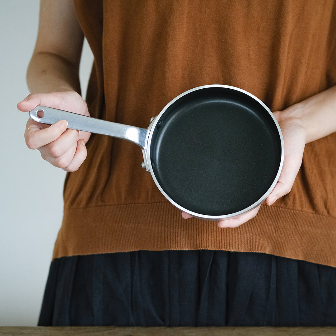 忙しい朝の味方、さっと使えるコンパクトなフライパン – Envelope