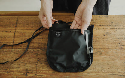 NIZYU KANO／LIGHT NYLON ショルダーポーチ