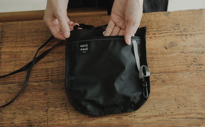 NIZYU KANO／LIGHT NYLON ショルダーポーチ