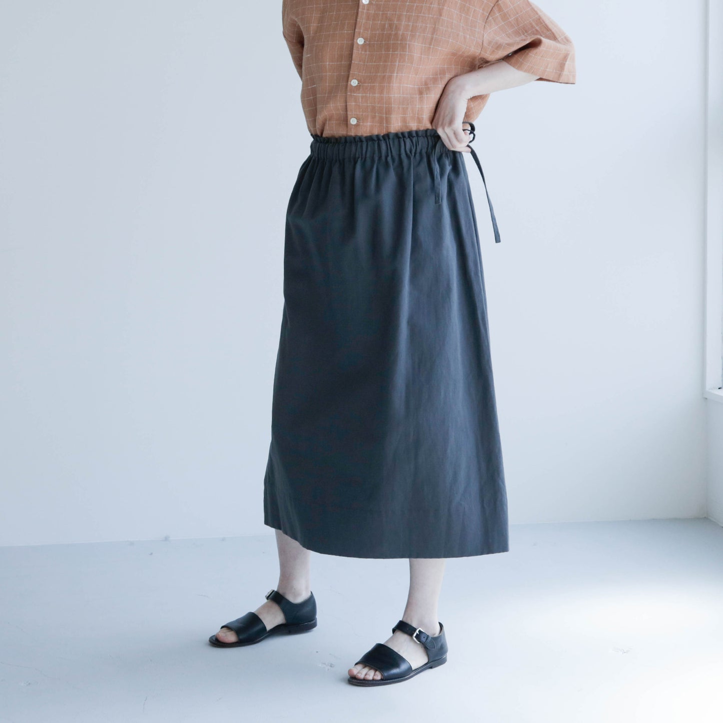 SALUÉ／ワンサイドスリットロングスカート／コットンリネン