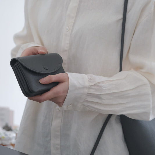 【受注商品】［STUDIO LA CAUSE］内縫いフラップ財布（M）WA071B M EM