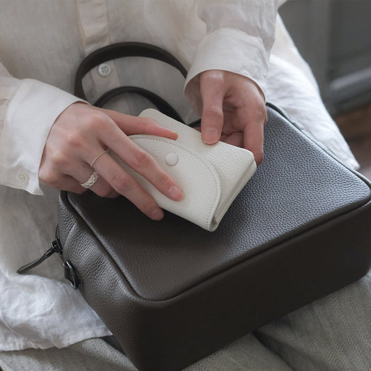 【受注商品】［STUDIO LA CAUSE］ 内縫いフラップマルチパースCA 019w EM