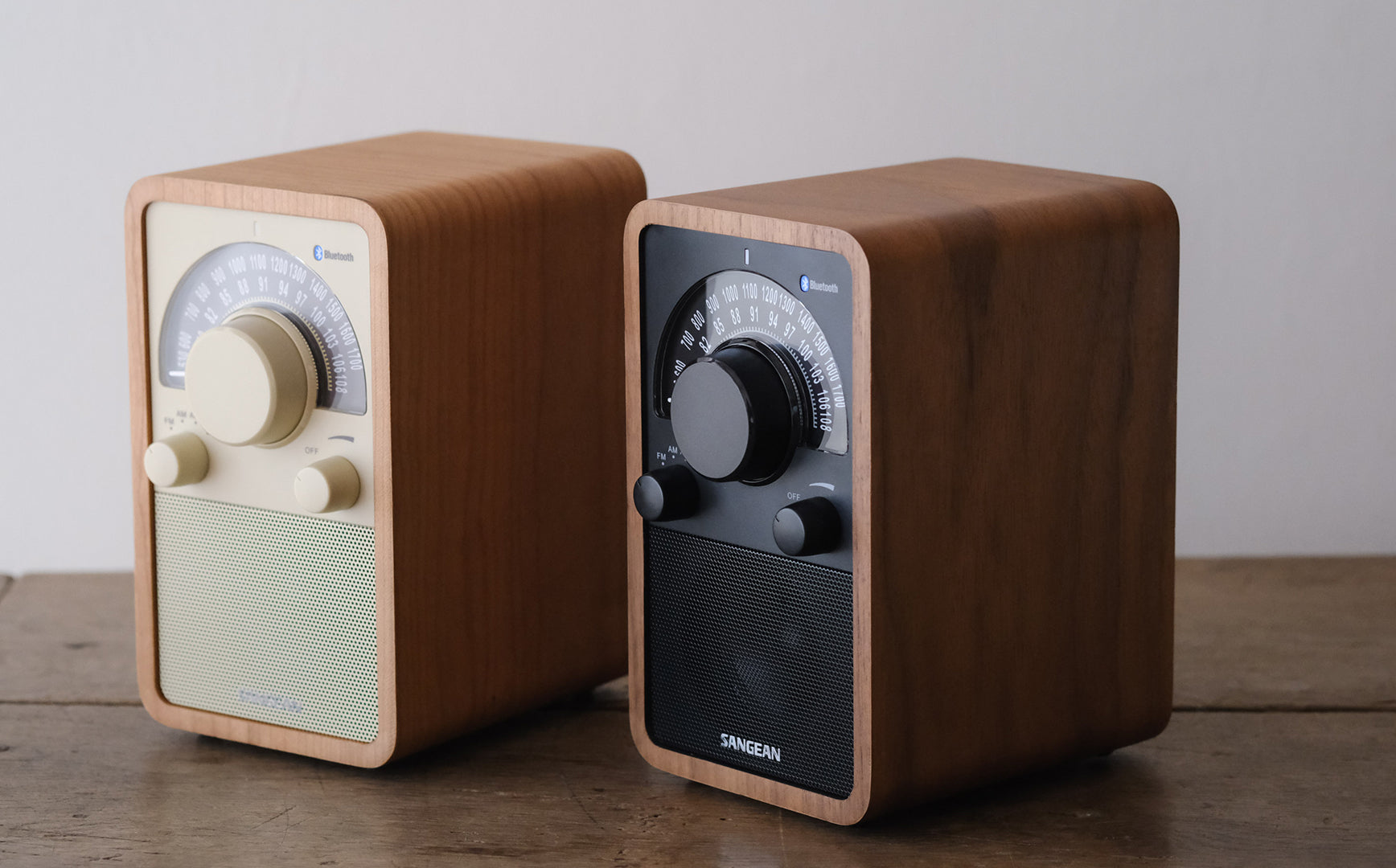 コンパクトなスペースに置ける、木製パネルのラジオスピーカー