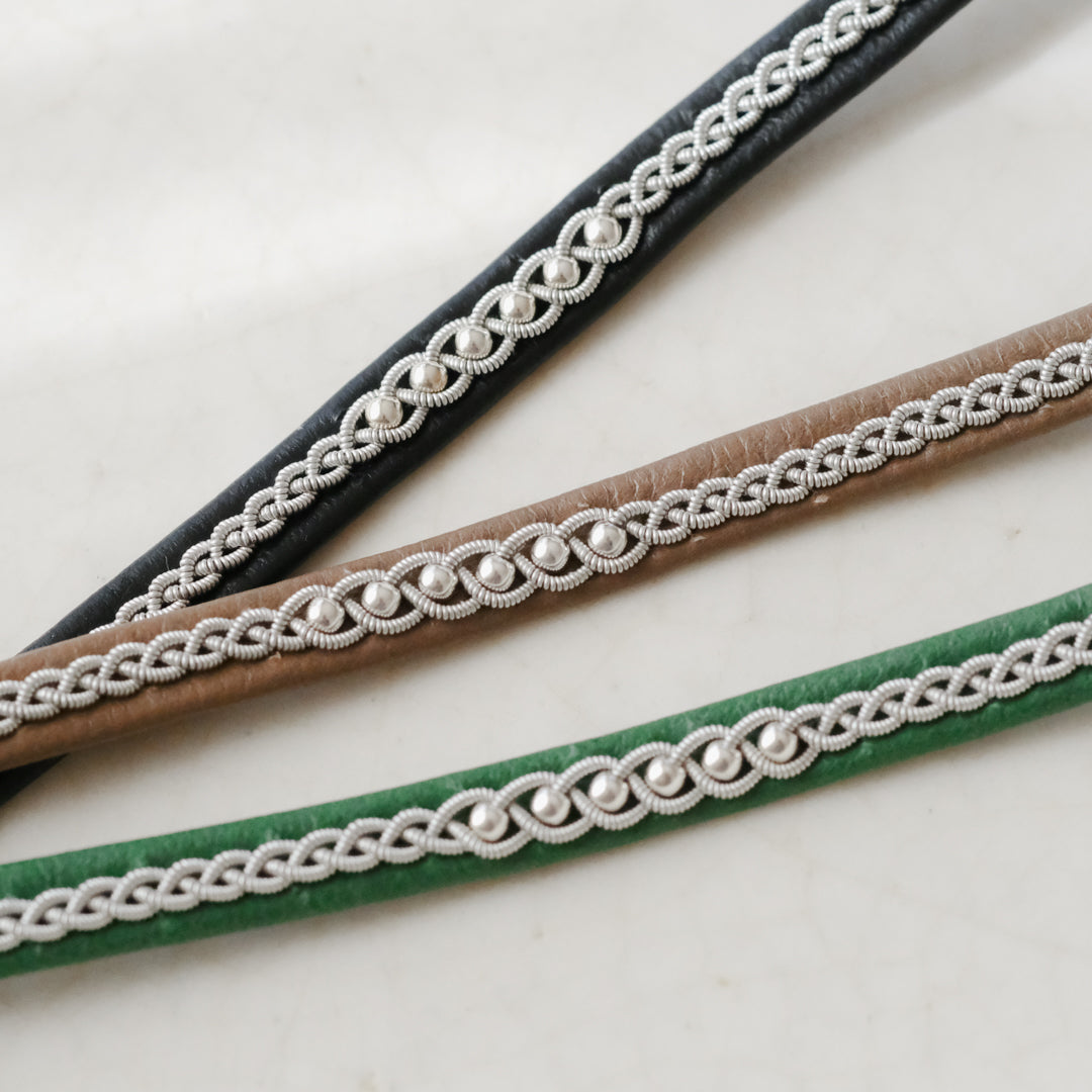 ビーズが際立つ、シンプルな三つ編みデザイン – Envelope