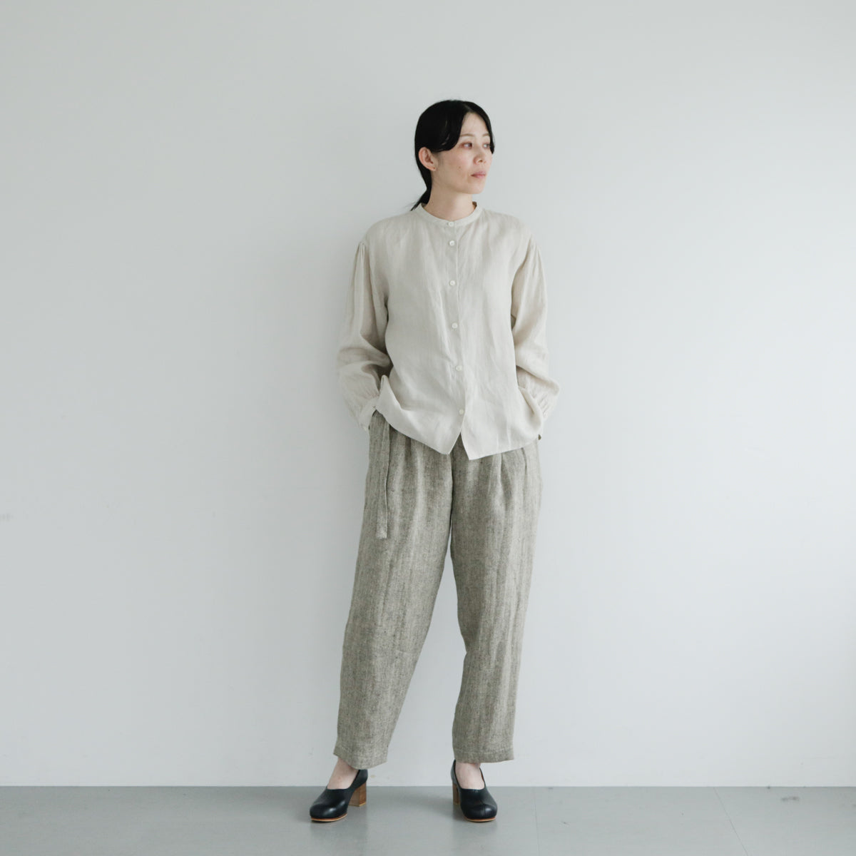 SALUÉ／【一部予約商品】バンドカラーギャザーシャツ／ライトウェイトリネン