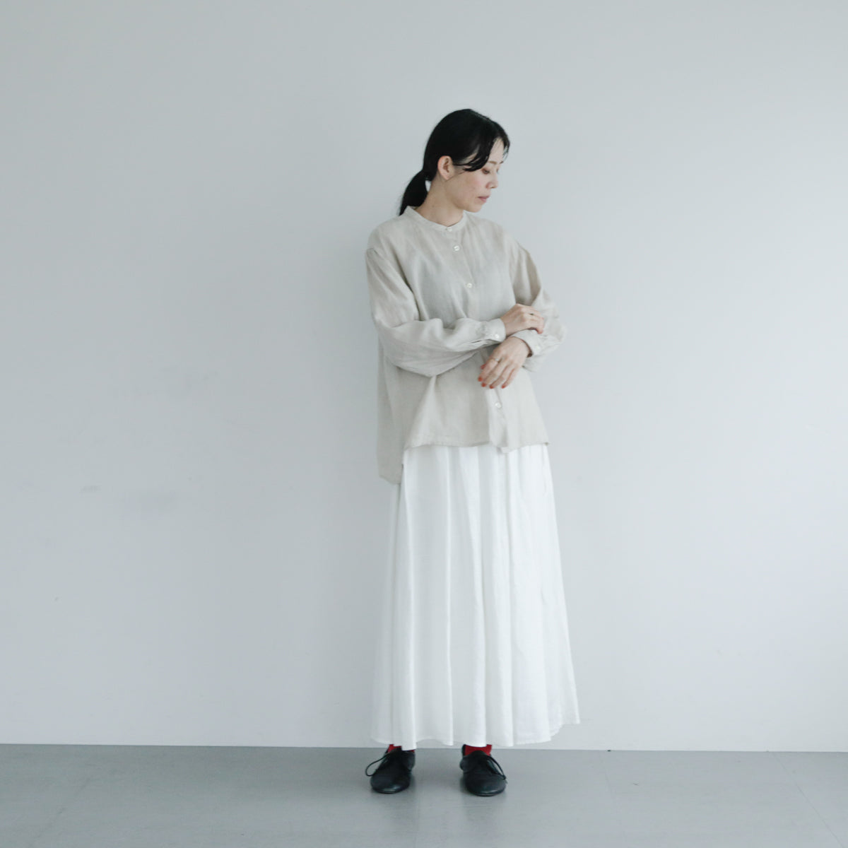 SALUÉ／【一部予約商品】バンドカラーギャザーシャツ／ライトウェイトリネン
