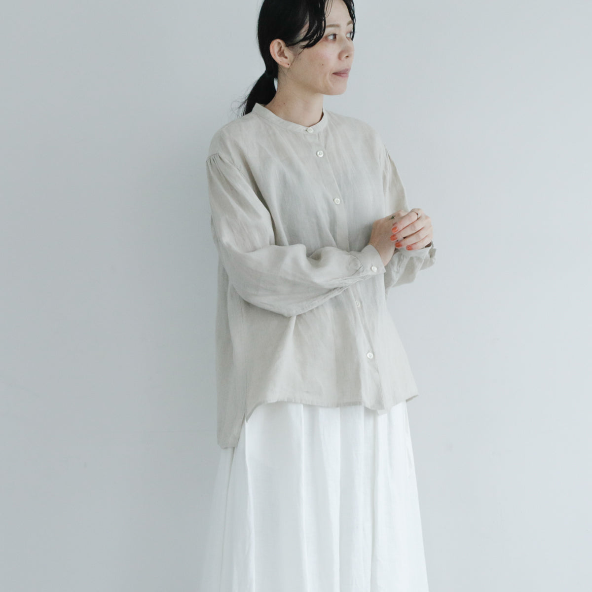 SALUÉ／【一部予約商品】バンドカラーギャザーシャツ／ライトウェイトリネン