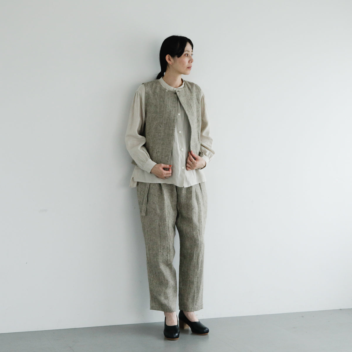 SALUÉ／【一部予約商品】バンドカラーギャザーシャツ／ライトウェイトリネン