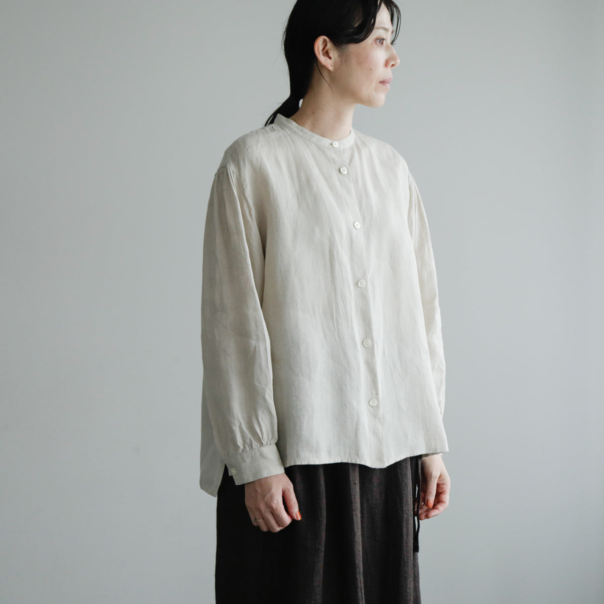 SALUÉ／【一部予約商品】バンドカラーギャザーシャツ／ライトウェイトリネン
