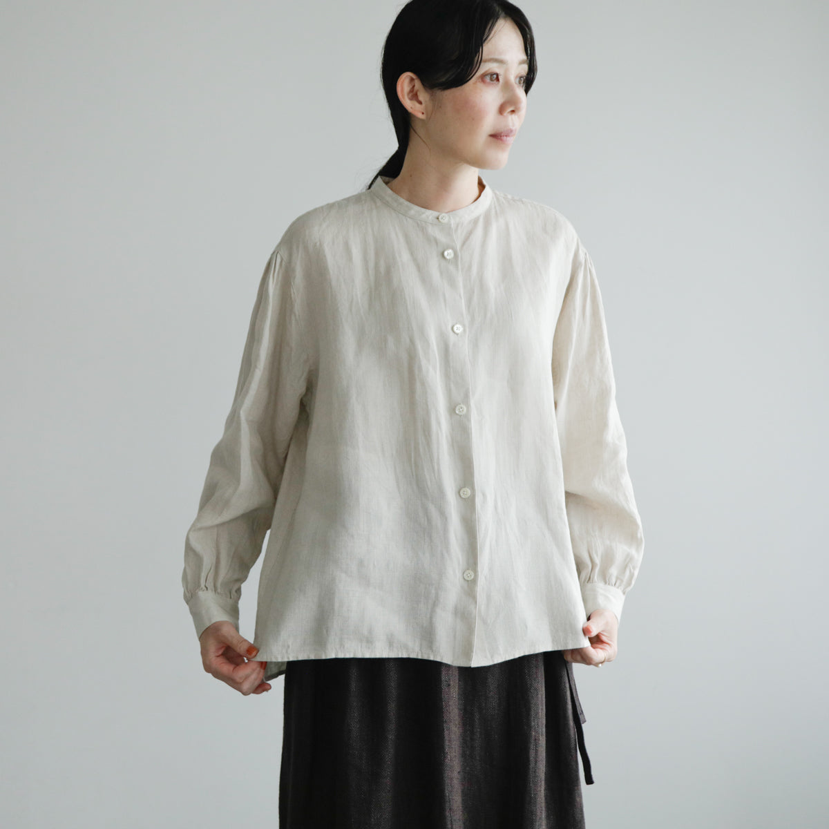 SALUÉ／【一部予約商品】バンドカラーギャザーシャツ／ライトウェイトリネン